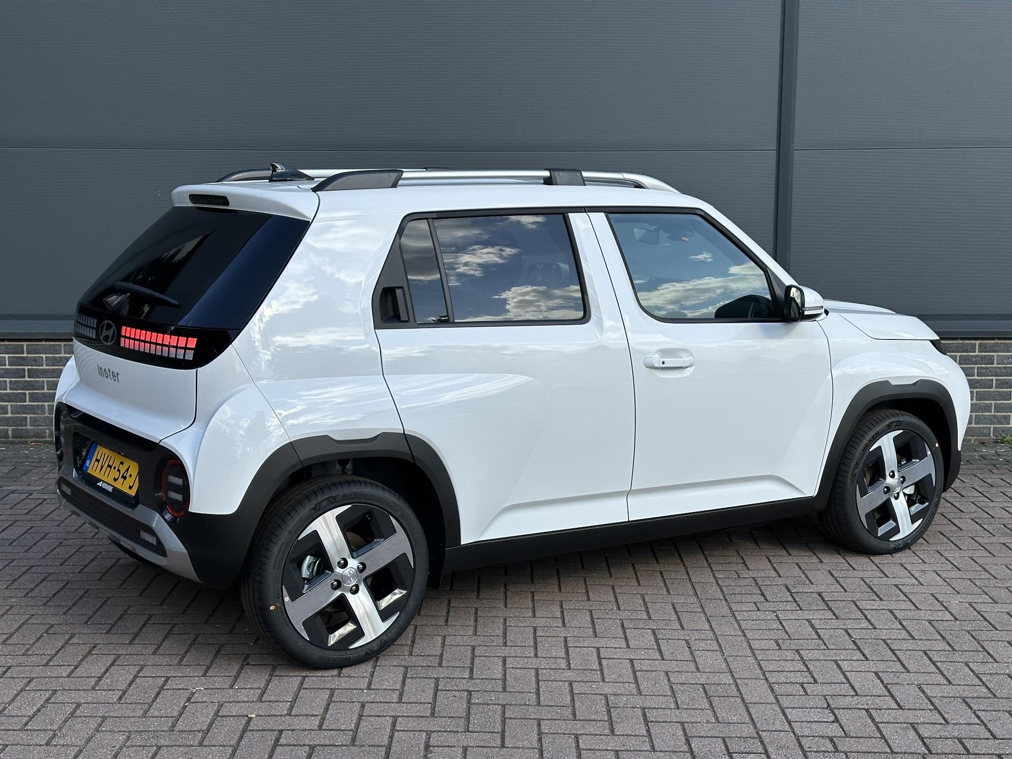 Hyundai INSTER Evolve 49 kWh / Navigatie / Achteruitrijcamer, 1328 kg, Stof, 116 pk, Wit