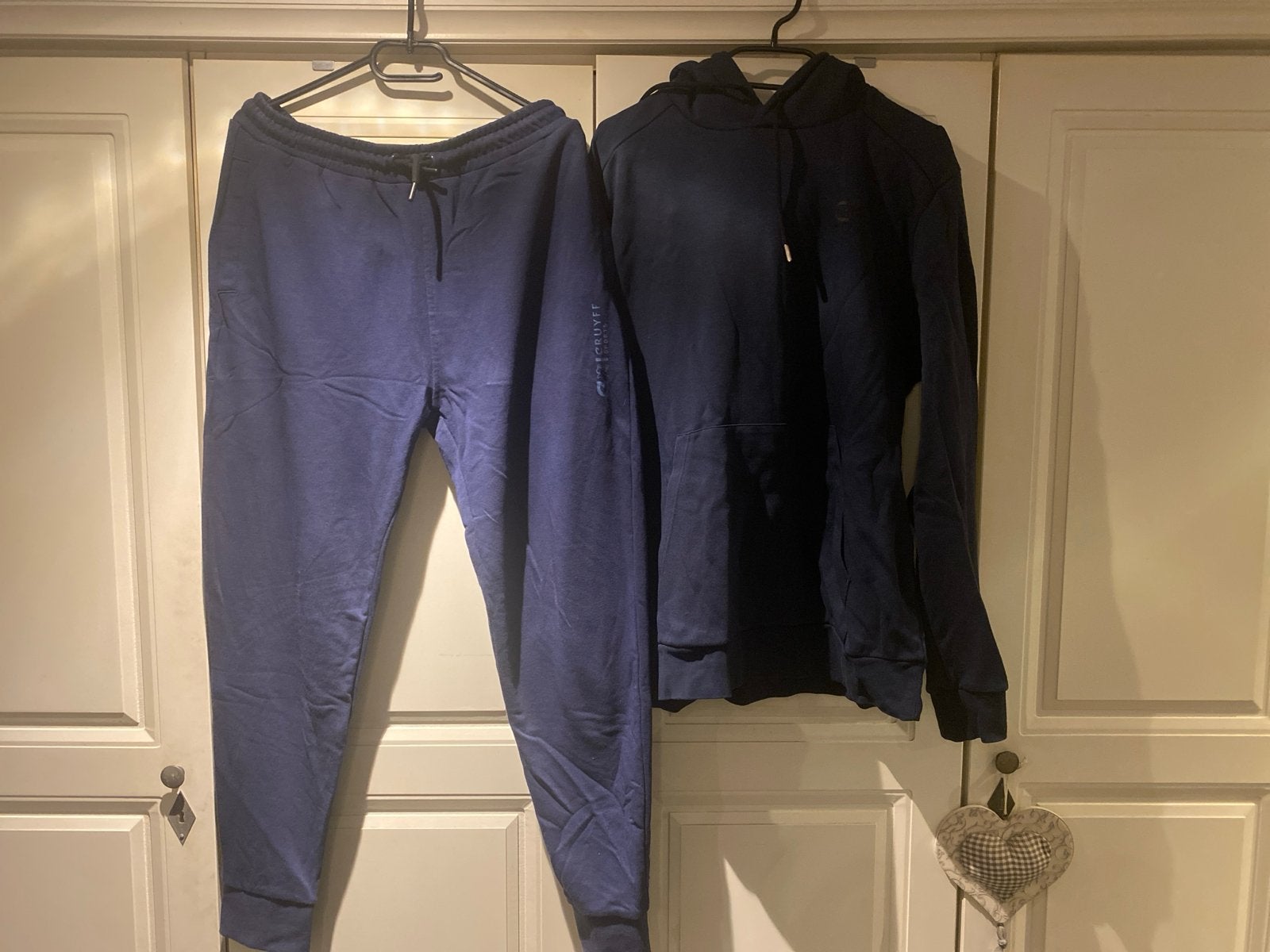 Mooi donkerblauw Cruyff pak maat L, Ophalen of Verzenden, Gedragen, Maat 52/54 (L), Blauw
