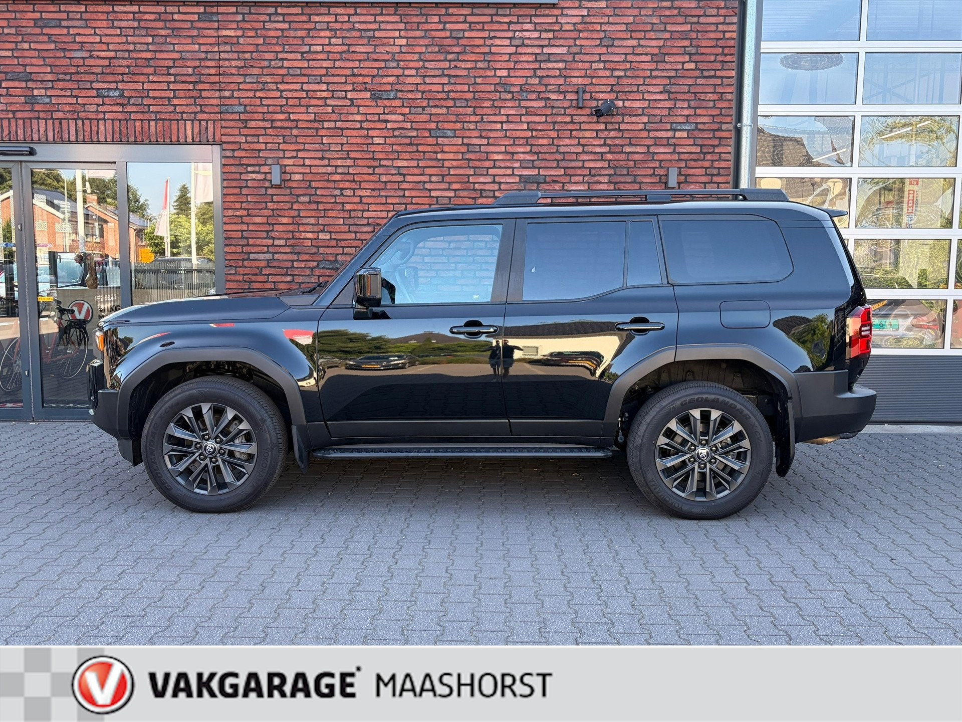Toyota Land Cruiser 2.8 D-4D Blind Van Executive Nieuwe Mode, Auto's, Bestelauto's, 12 maanden, Gebruikt, Zwart, Zwart