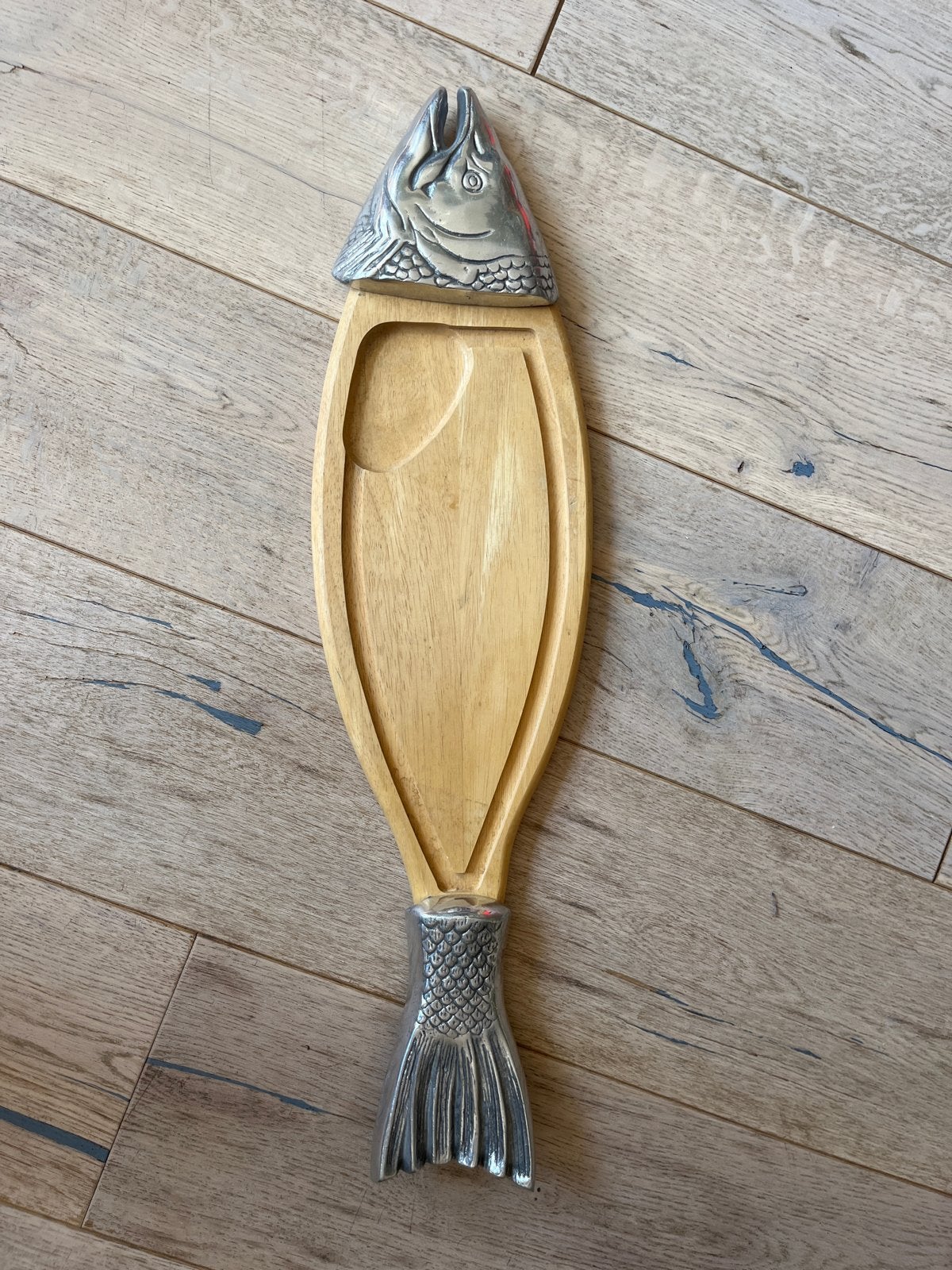 Visvormige snijplank/serveerplank met metalen accenten, Gebruikt, Hout, Snij-/serveerplank, Ophalen of Verzenden