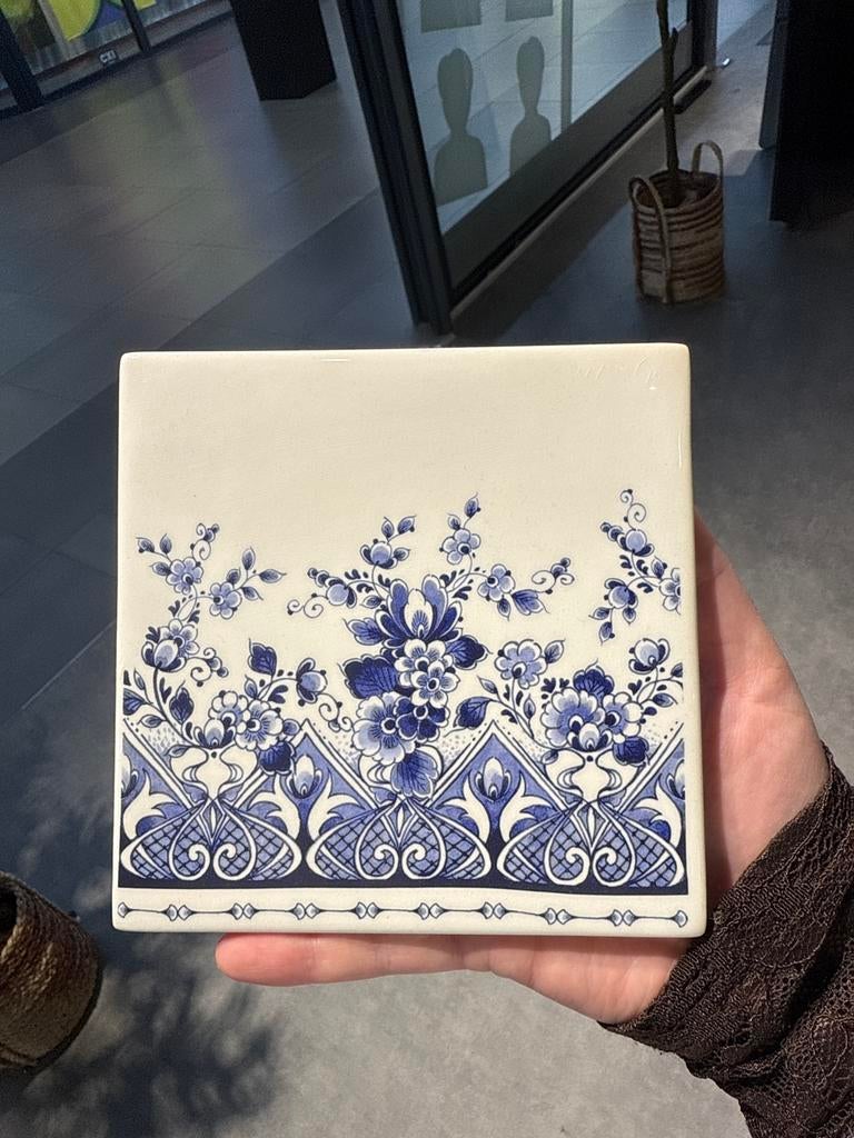 Heinen Delfts Blauw Tegel met Bloemmotief, Antiek en Kunst, Antiek | Wandborden en Tegels, Ophalen of Verzenden