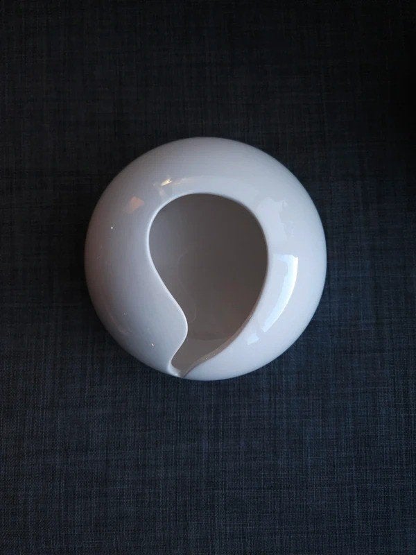 Witte design vaas sculpturaal modern, Huis en Inrichting, Verzenden, Wit, Aardewerk of Porselein, Zo goed als nieuw