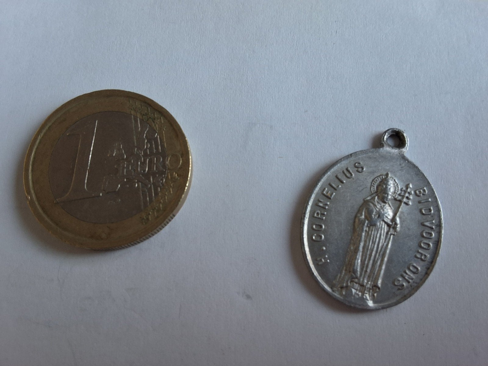 Vintage Katholieke Medaille St. Cornelius & Onze Lieve Vrouw, Antiek en Kunst, Ophalen of Verzenden