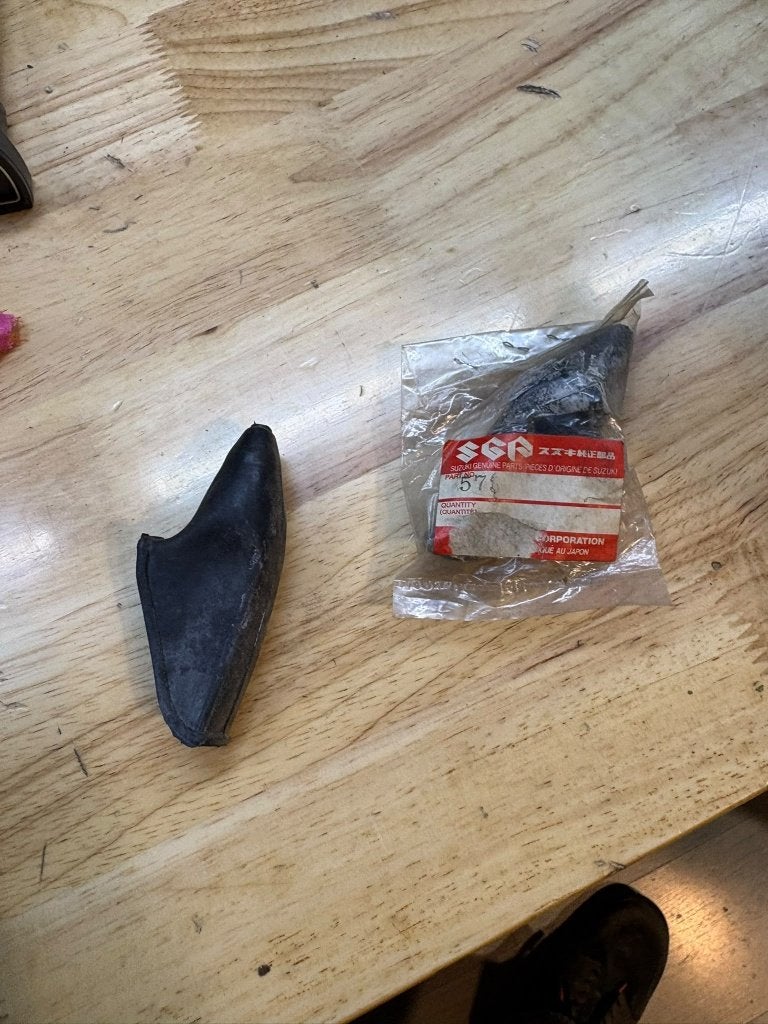 28. Suzuki Brake Lever cover 57341-40001, Motoren, Ophalen of Verzenden