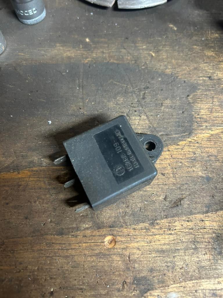 Tomos Knipperlicht relais 12V 3-pins, Ophalen of Verzenden, Zo goed als nieuw, Overige typen