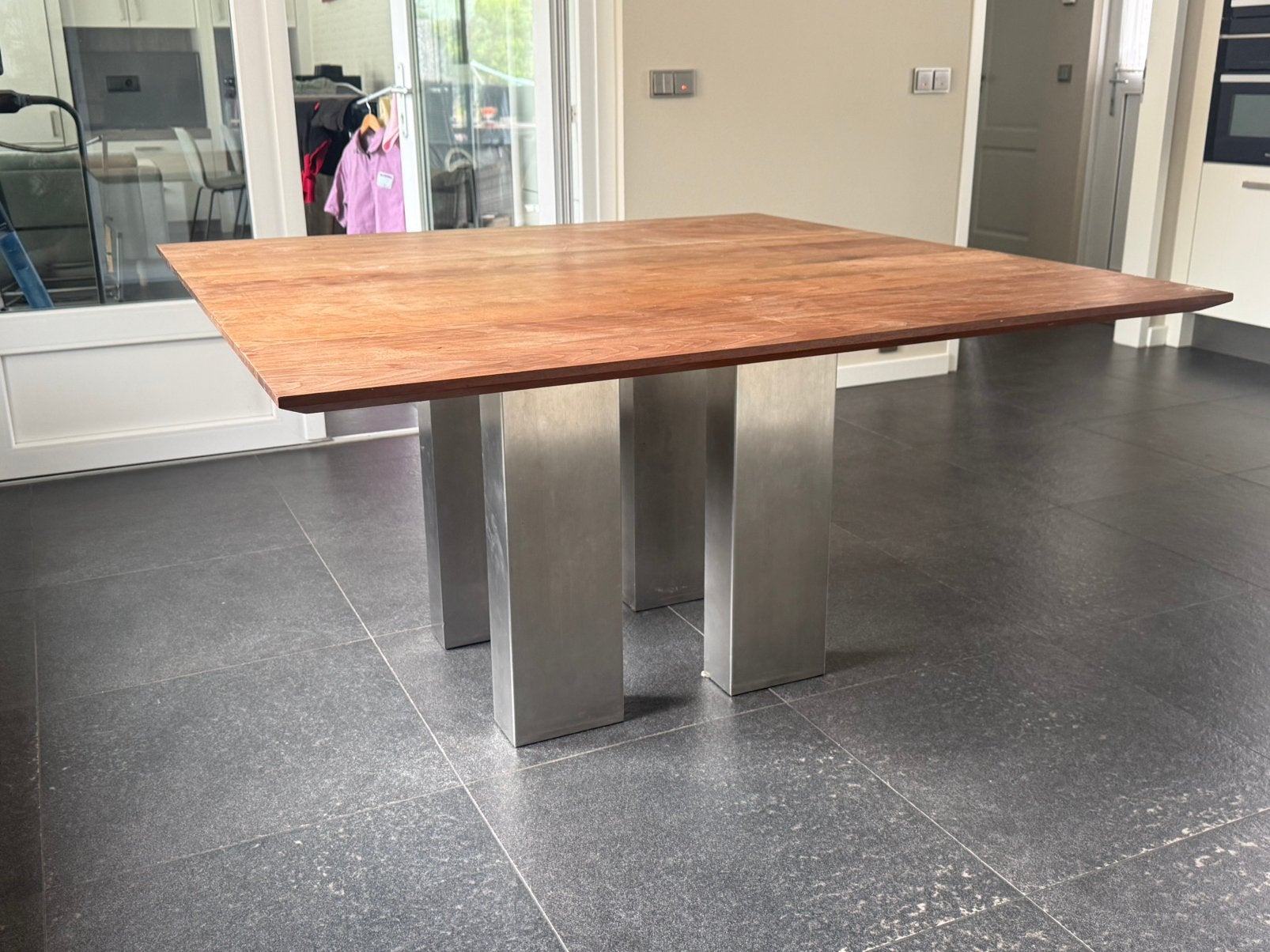 Vierkante notenhouten keukentafel met RVS poten (140x140cm), Huis en Inrichting, Ophalen, Gebruikt, 100 tot 150 cm, Vierkant