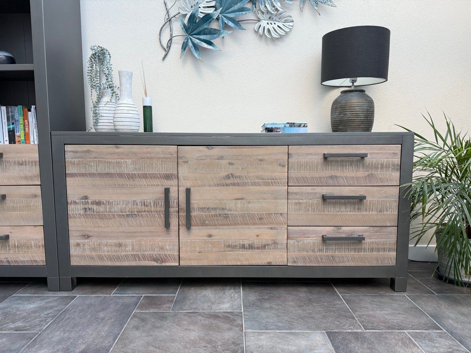 Blora dressoir 2d+3l acaciahout met metallic grey afwerking, Ophalen, Gebruikt, 150 tot 200 cm, Met lade(s)