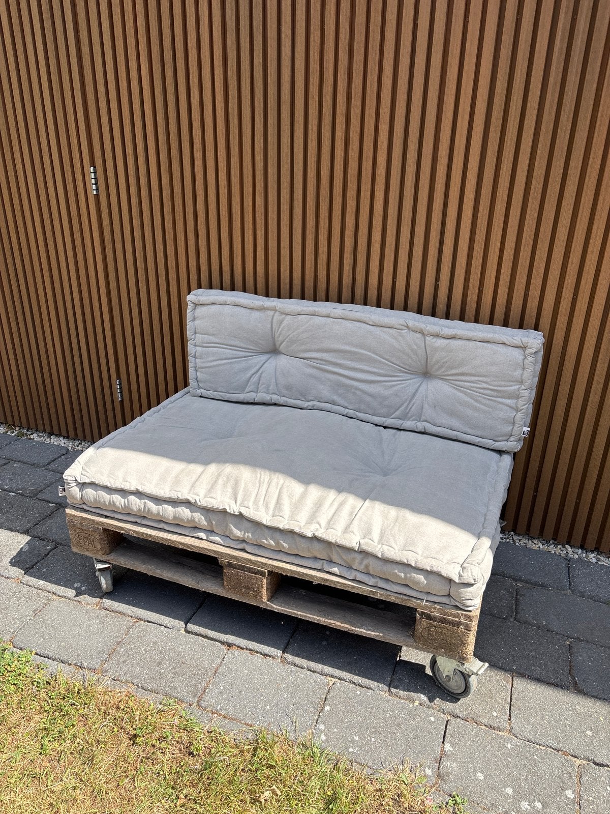 Karwei Palletbank met kussens op wielen, Ophalen, Gebruikt, Hout, Eén