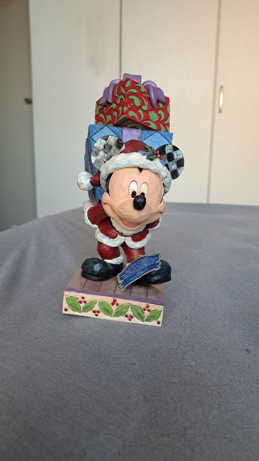 Disney Traditions Mickey Mouse Kerstbeeldje met Cadeaus, Verzamelen, Ophalen, Mickey Mouse, Zo goed als nieuw, Beeldje of Figuurtje