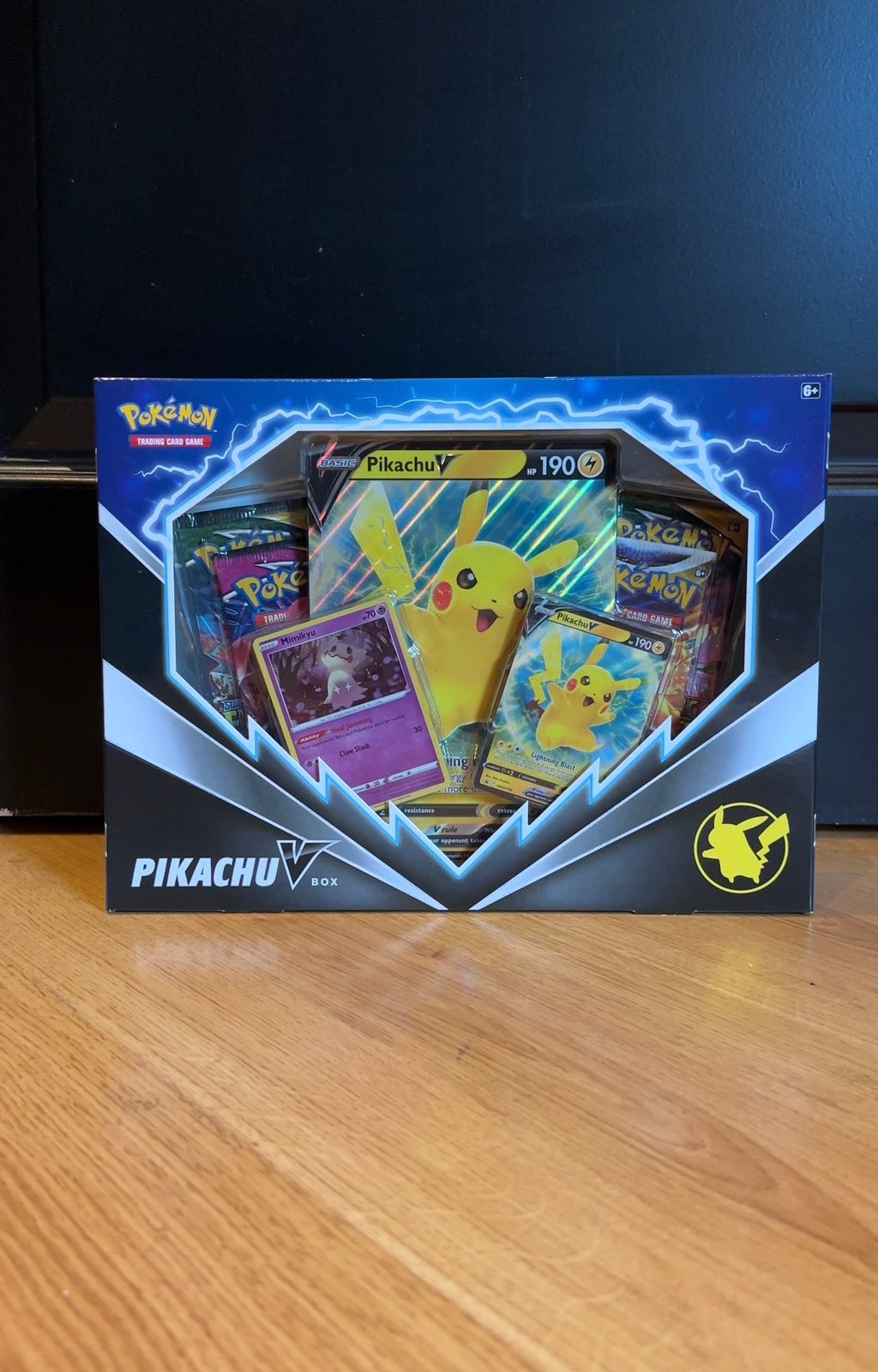 Pikachu V Box Sealed | 2x Evolving Skies | Ruilen Mogelijk, Hobby en Vrije tijd, Verzamelkaartspellen | Pokémon, Ophalen of Verzenden