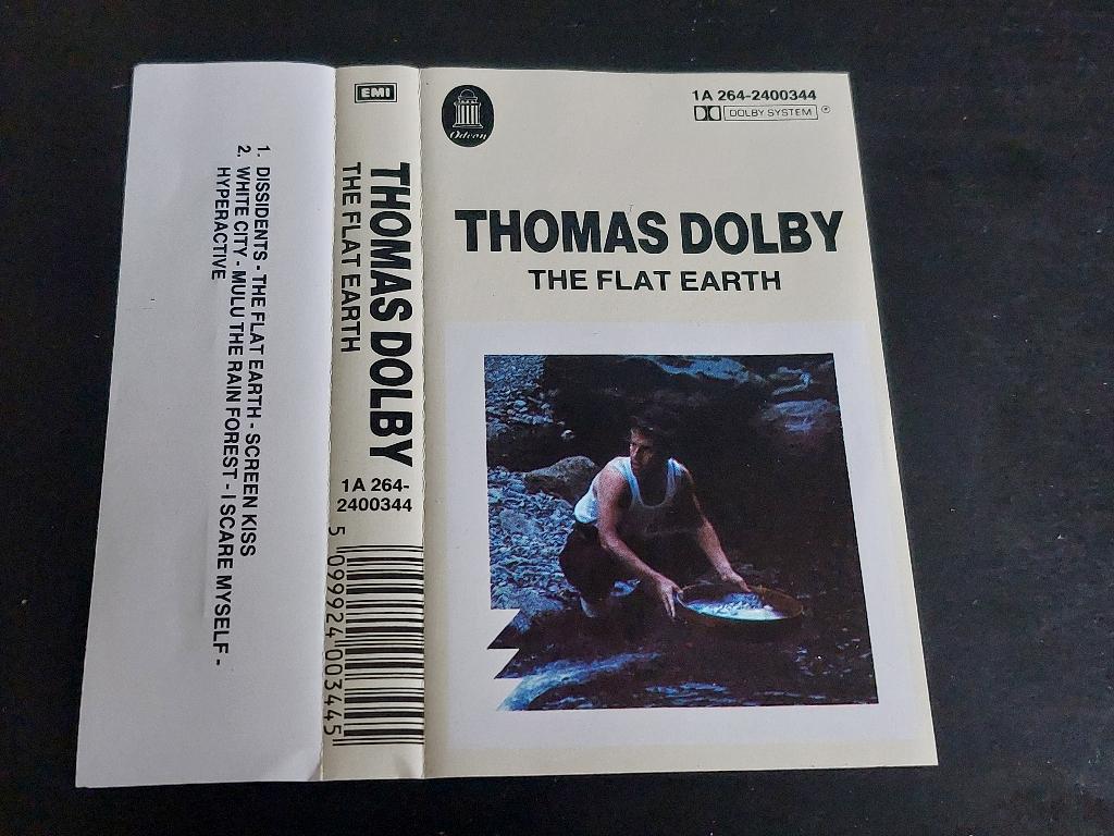 THOMAS DOLBY - THE FLAT EARTH (MC), 1 bandje, Ophalen of Verzenden, Zo goed als nieuw, Origineel