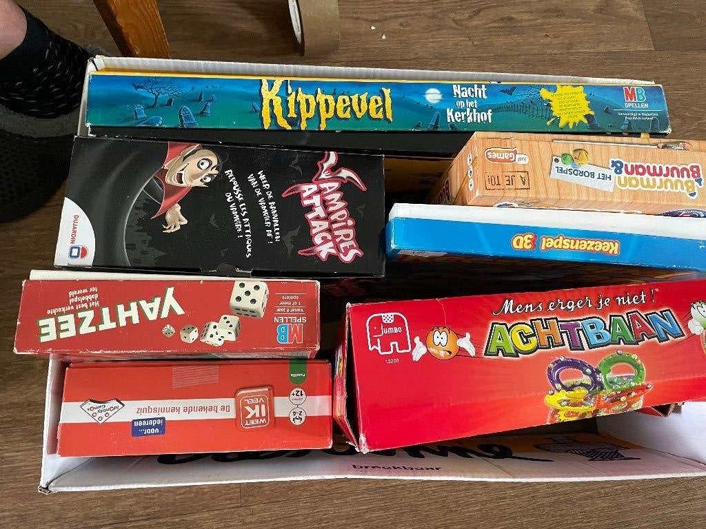 diverse bananen dozen met gezelschap spellen 5 euro per doos, Ophalen, Zo goed als nieuw, Jongen of Meisje