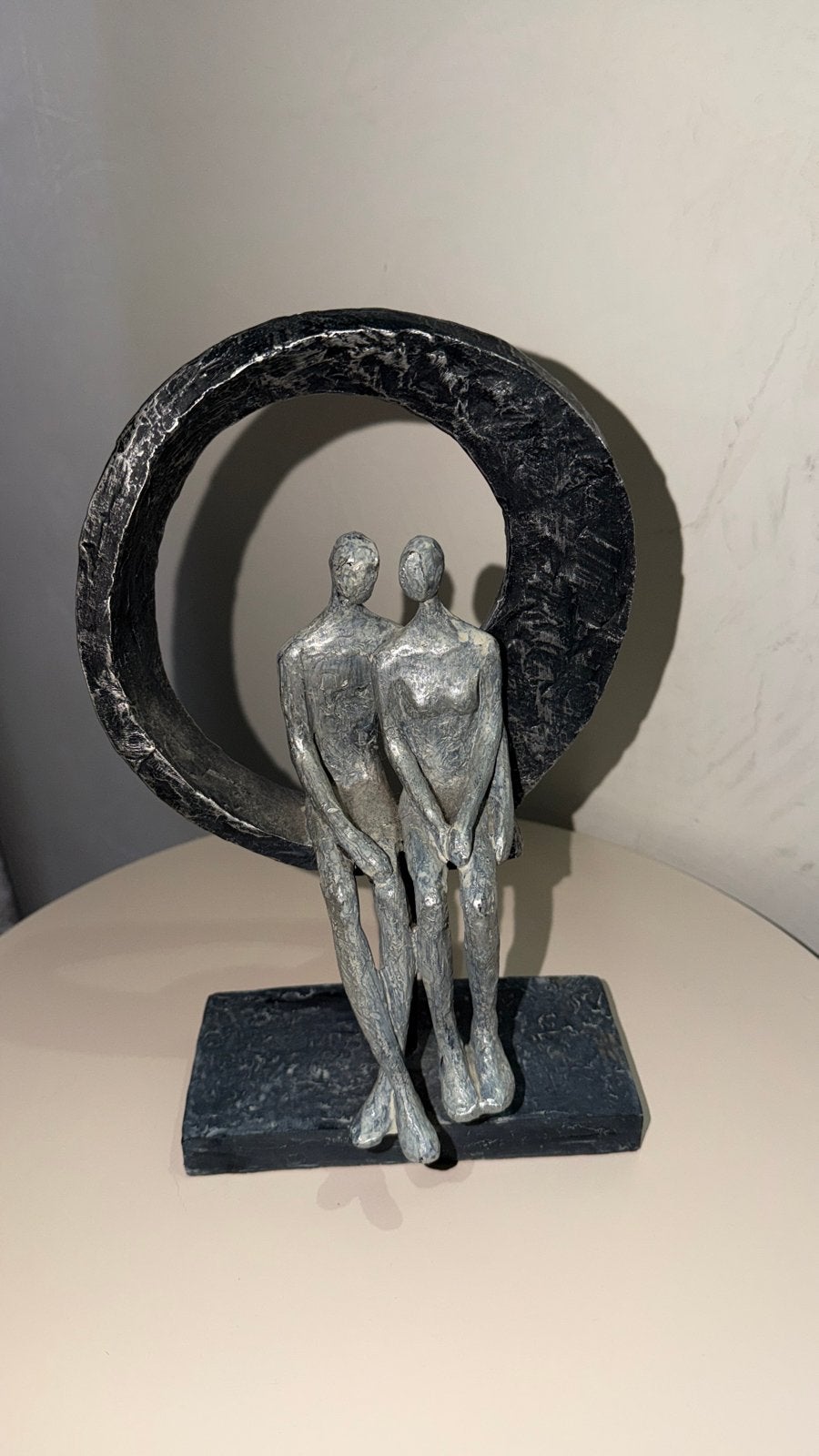 Modern sculptuur van een koppel op een halve maan, Groep mensen, Ophalen of Verzenden, Op sokkel, Beeld