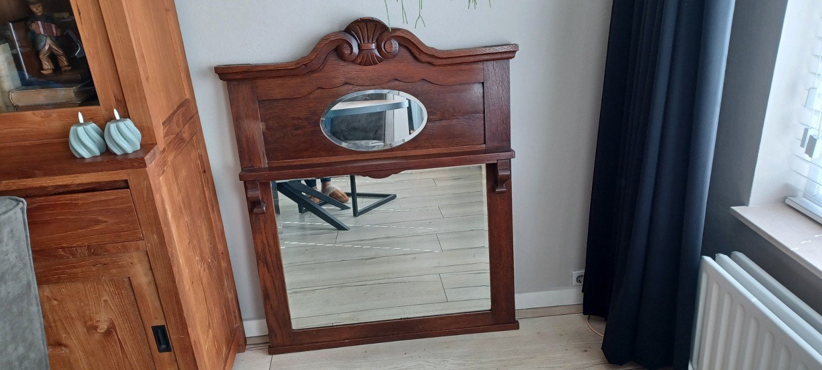 Antieke spiegel met sierlijk houtsnijwerk, Antiek en Kunst, Ophalen