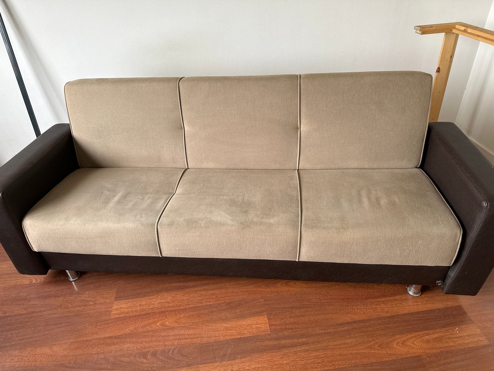 Comfortabele 3-zitsbank, beige met bruine armleuningen, Huis en Inrichting, Banken | Bankstellen, Ophalen, Gebruikt, Driepersoons