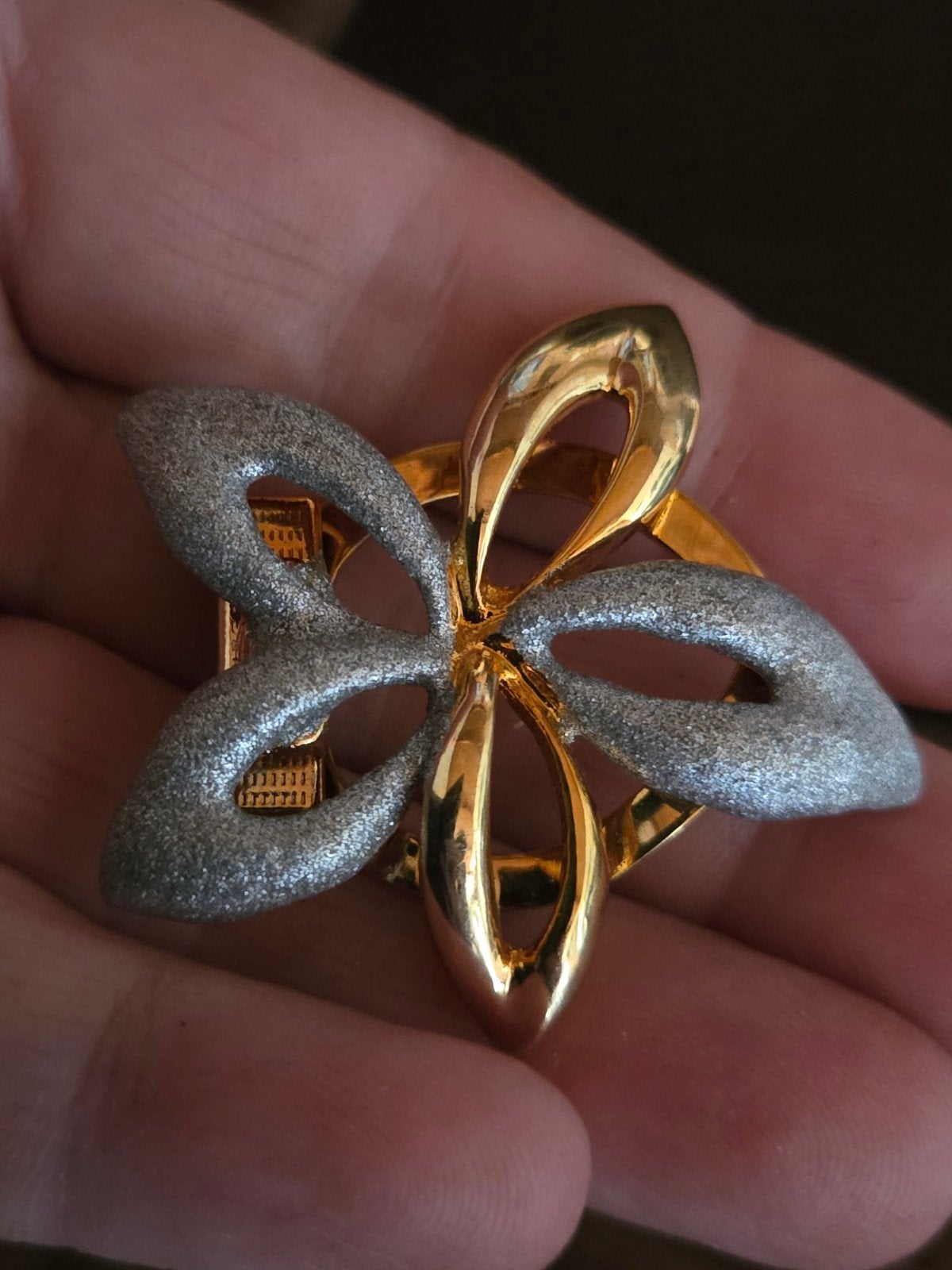 Elegante bloemvormige klem - Goud en zilverkleurig, Ophalen of Verzenden
