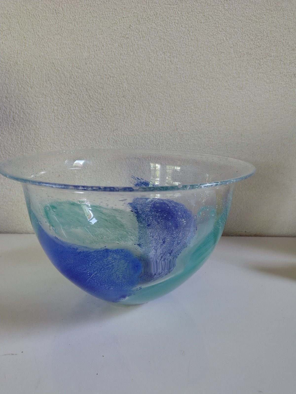 Glazen schaal met abstract blauwe en turkoois vlakken, Antiek en Kunst, Ophalen