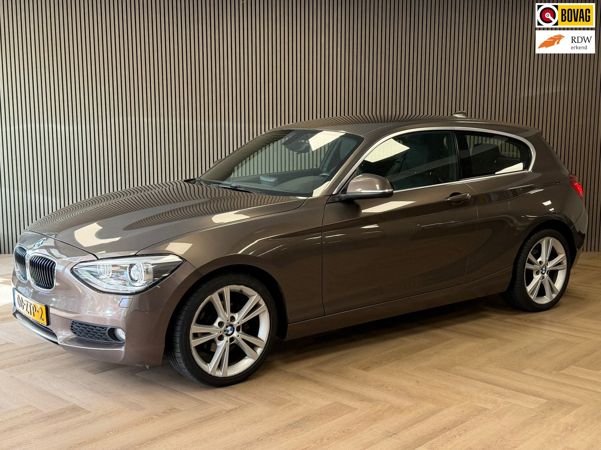 BMW 1-serie 116i Upgrade Edition AIRCO CRUISE NAVIGATIE PDC, Auto's, 1-Serie, Euro 5, Gebruikt, Zwart
