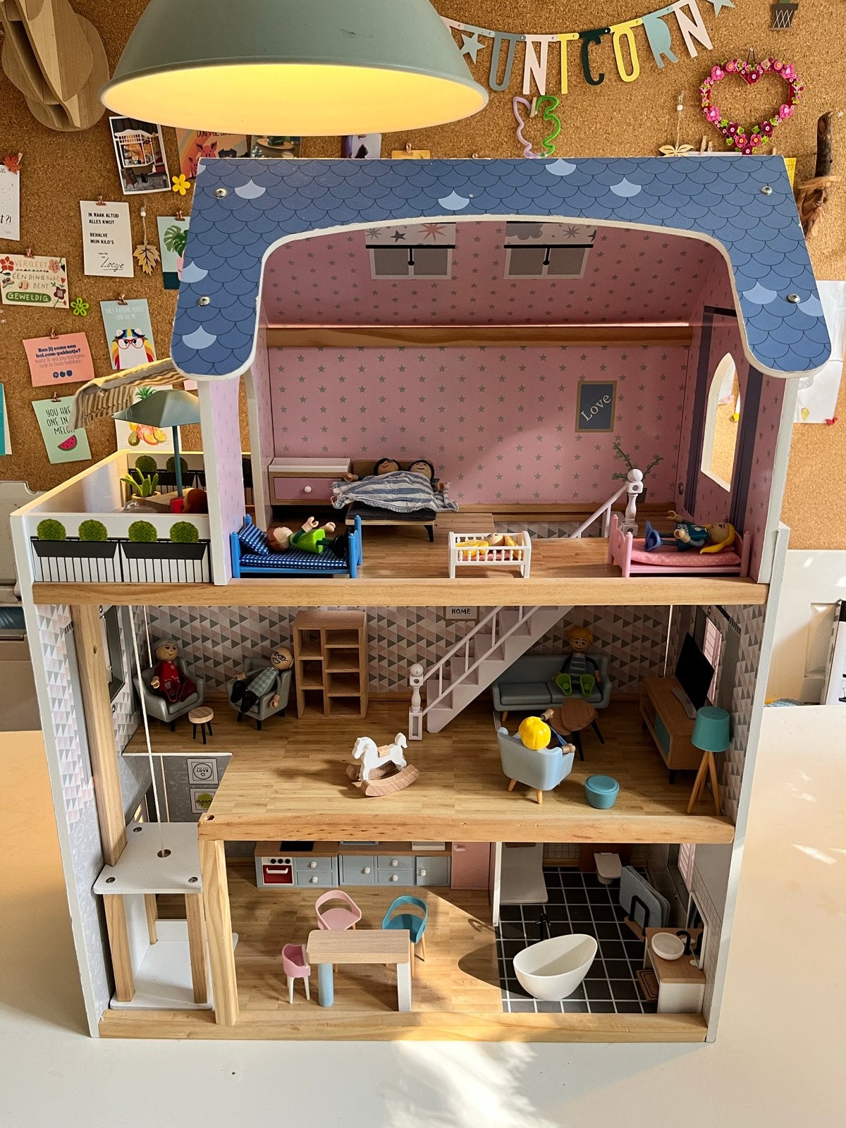 Groot Poppenhuis met Meubels en Poppen - Compleet Set, Ophalen, Gebruikt, Poppenhuis
