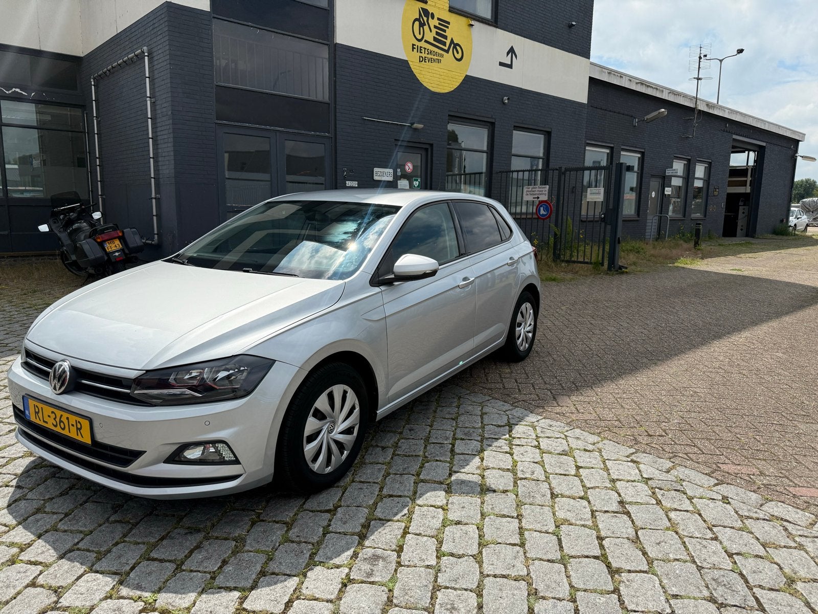 Volkswagen Polo 1.0 TSI  5D BMT 2018 Grijs, Voorwielaandrijving, Stof, 40 €/maand, Zwart