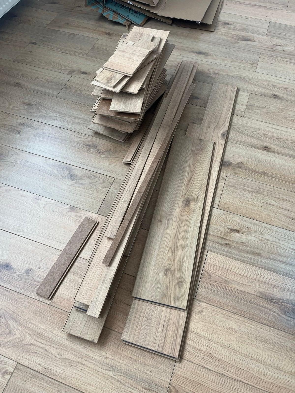 GRATIS Praxis Cosy Natural Laminaat Overblijfselen, Huis en Inrichting, Ophalen, 50 tot 100 cm, Bruin, Rond