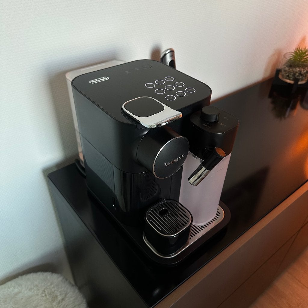 Nespresso De'Longhi  Gran Lattissima *garantie + cups*, Ophalen, Koffiepads en cups, 1 kopje, Koffiemachine