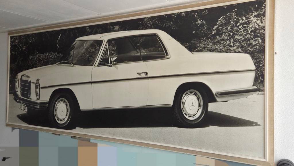 Zwart wit foto Mercedes-Benz W114 Coupé  250 C, Ophalen, Gelezen, Mercedes