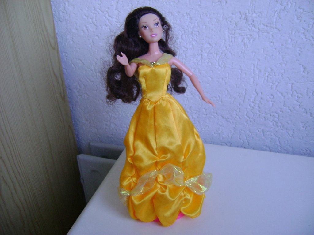 belle van simba barbie met lange gele avondjurk en oorbellen, Kinderen en Baby's, Ophalen of Verzenden, Zo goed als nieuw, Barbie
