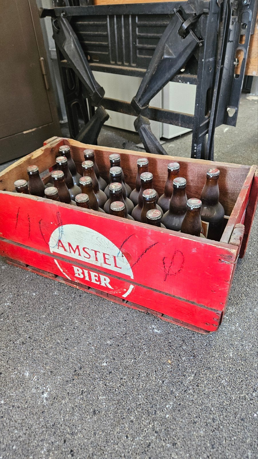 Vintage Amstel Bier krat met lege flesjes (jaren '50-'60), Ophalen