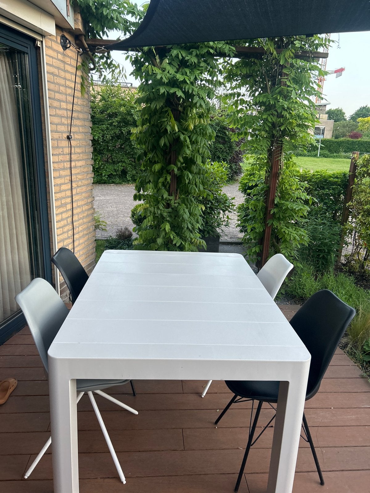Tuinset: Tafel (100x140cm) met 5 stoelen (3 zwart, 1 wit, 1, Tuin en Terras, Ophalen, 5 zitplaatsen, Gebruikt, Eettafel
