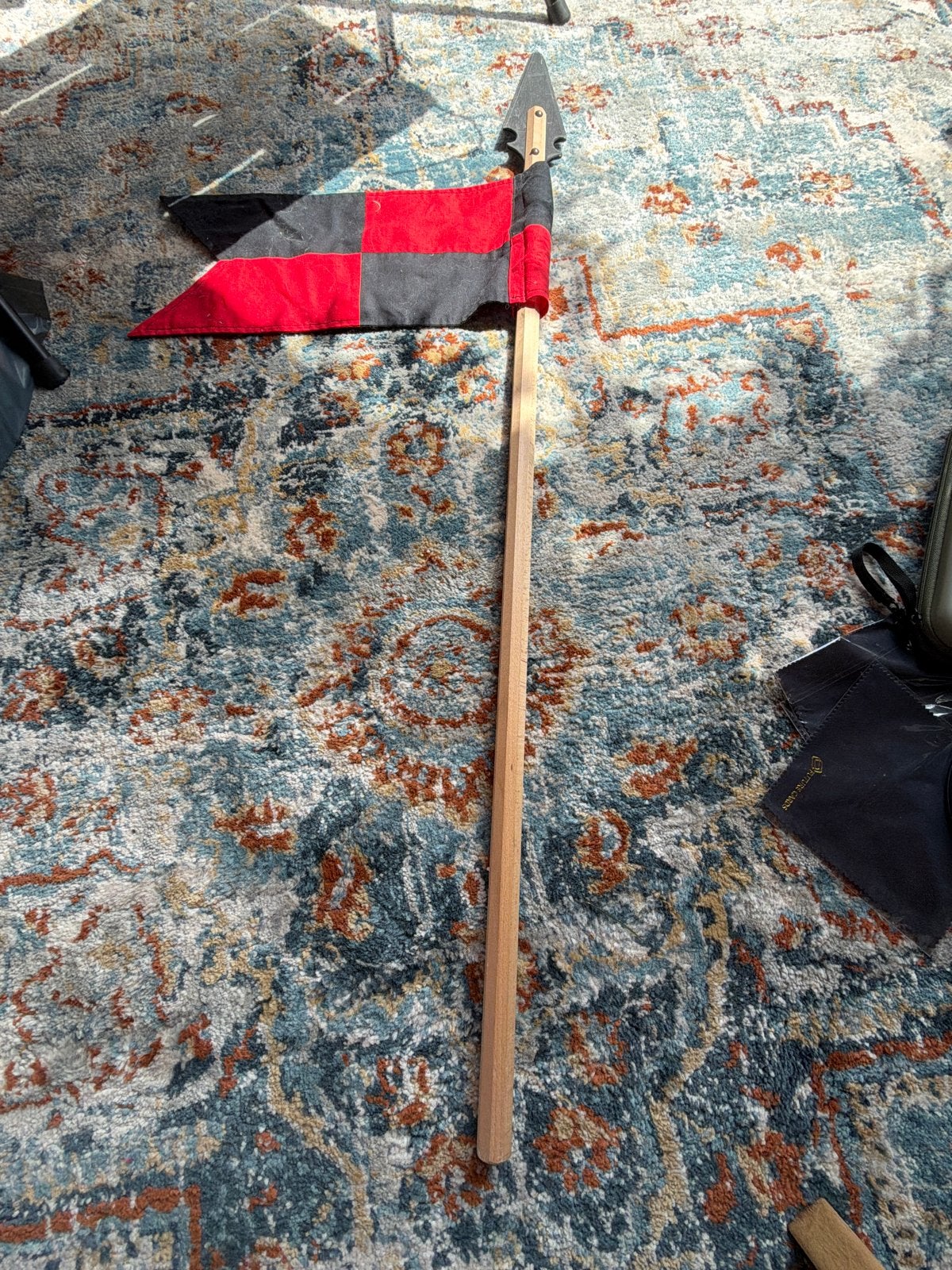 Ridder pijl met vlag rood/zwart, Ophalen