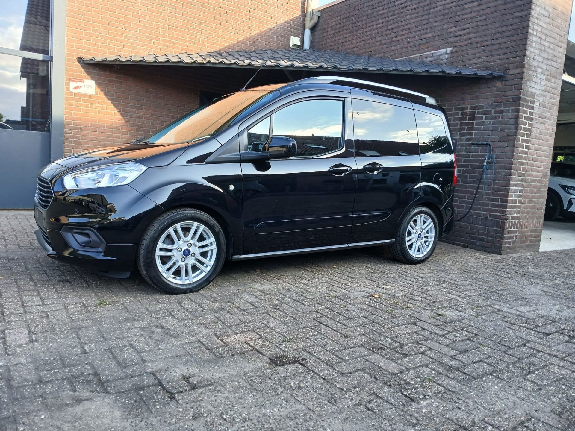 Ford Tourneo Courier 1.0 Titanium 101PK 5 Persoons / Trekhaa, Auto's, Voorwielaandrijving, Gebruikt, Zwart, Zwart