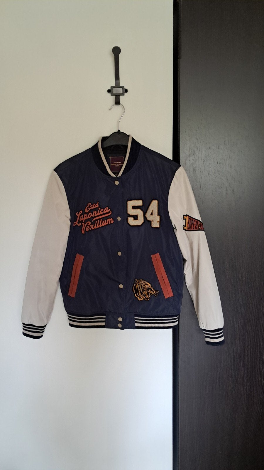 Superdry varsity souvenir bomber, Kleding | Dames, Jassen | Winter, Maat 38/40 (M), Ophalen of Verzenden, Zo goed als nieuw, Superdry