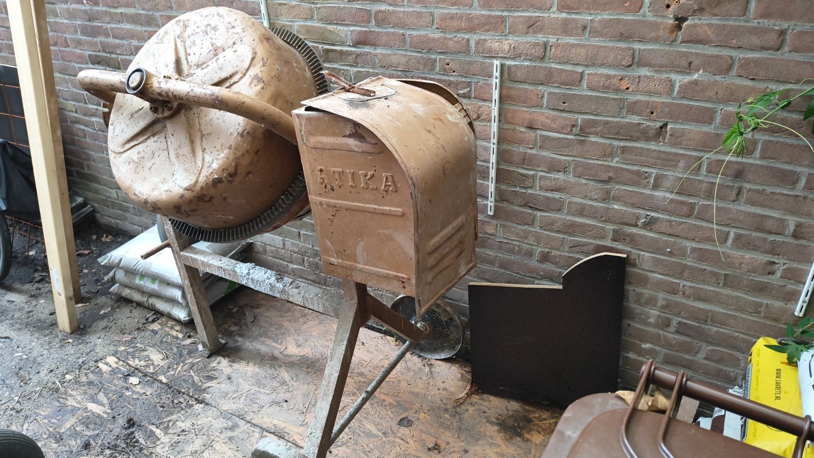 Robuuste Atika Betonmolen - Gebruikt maar functioneel, Ophalen, Gebruikt