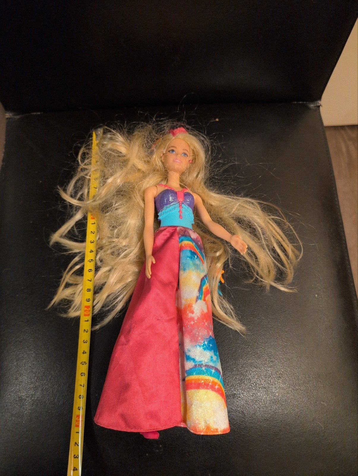 Barbie pop met lang blond haar en kleurrijke outfit, Ophalen of Verzenden, Gebruikt, Barbie