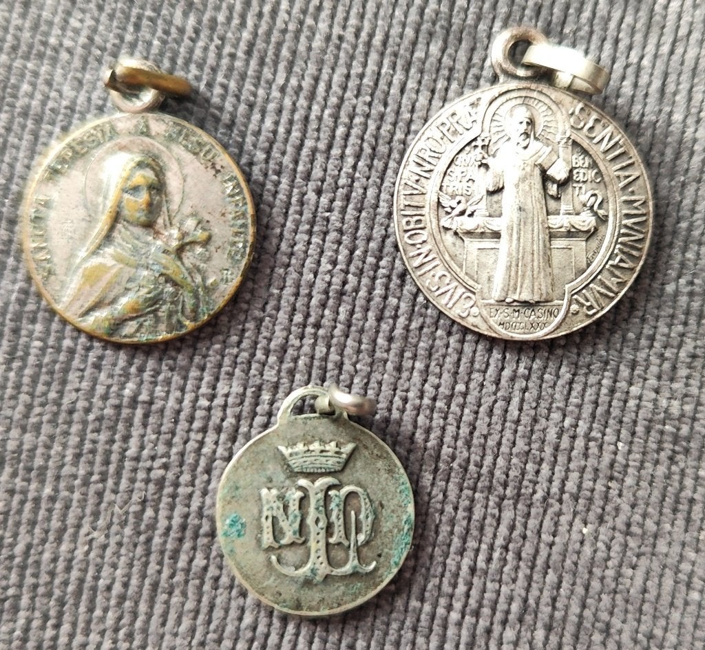 3 x antieke zilverkleurige of zilver hangertje / bedels, Overige merken, Overige materialen, Gebruikt, Verzenden