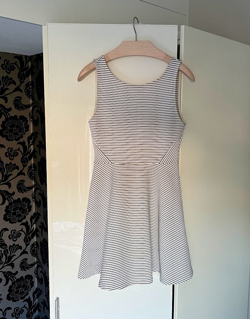 Zomers jurkje met wijde rok wit-blauw gestreept ; H&M; mt 40, Maat 38/40 (M), H&M, Blauw, Nieuw