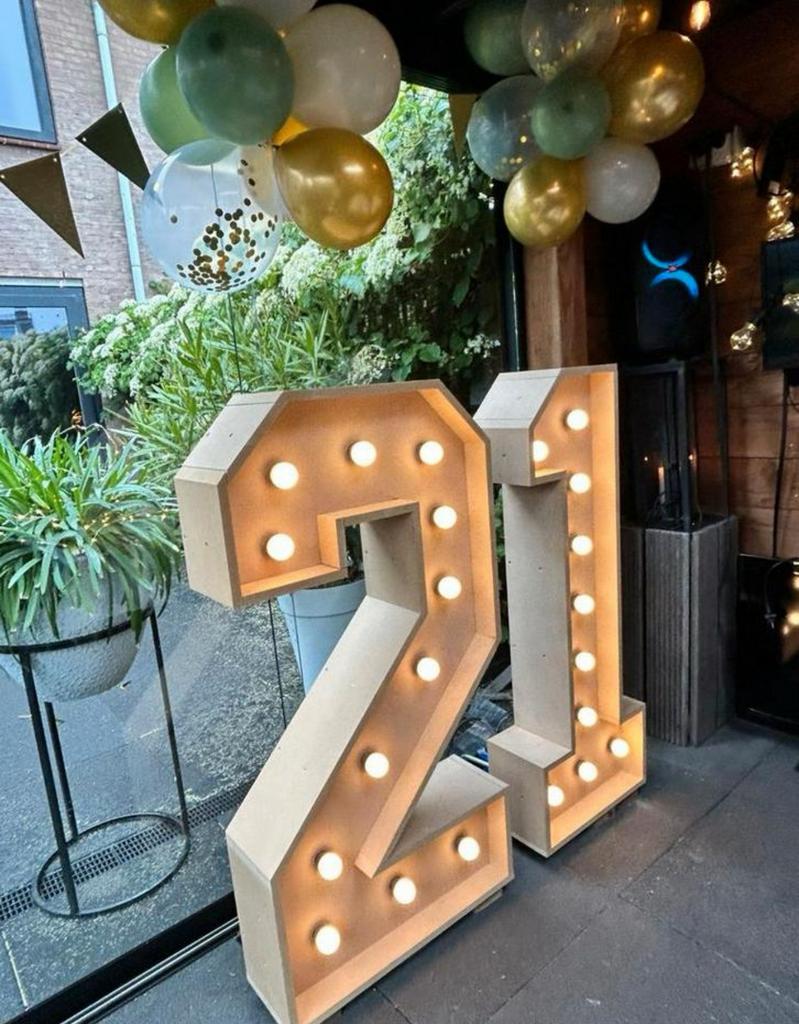 Lichtcijfers 21-12-1-2 TE HUUR, Ophalen of Verzenden, Zo goed als nieuw, Verjaardag