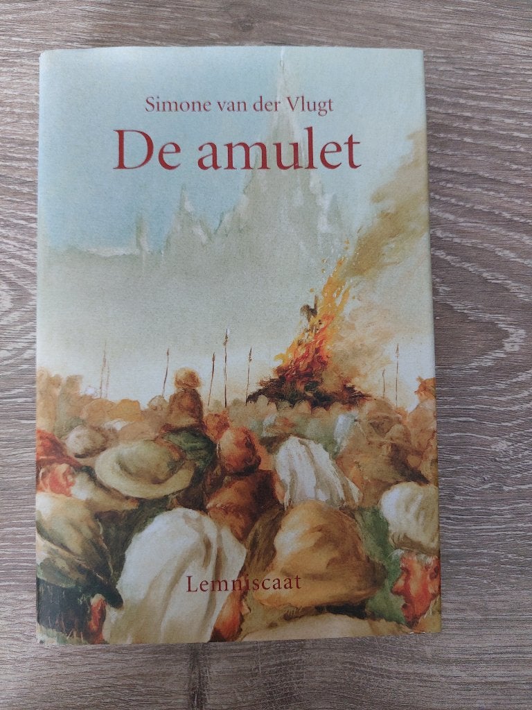 Simone van der Vlugt - De amulet - Hardcover, Ophalen of Verzenden, Zo goed als nieuw, Simone van der Vlugt