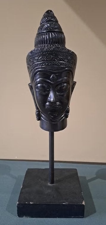 Boeddha hoofd op standaard metaalsoort, Antiek en Kunst, Kunst | Beelden en Houtsnijwerken, Buste, Ophalen of Verzenden, Zwart