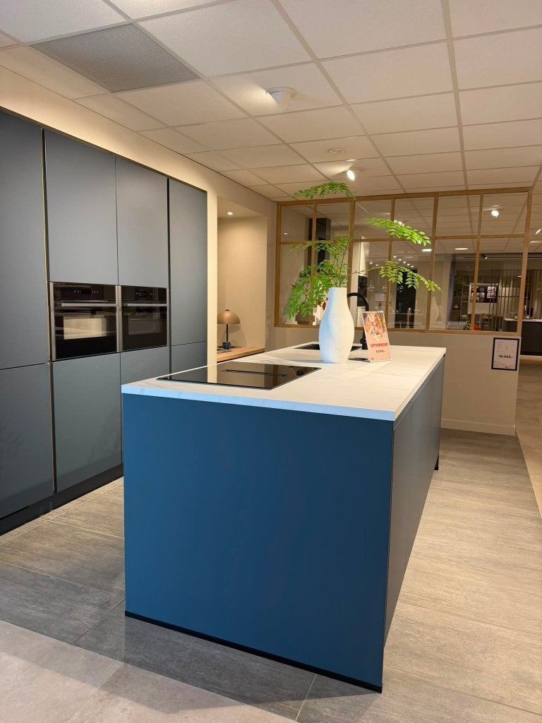 SHOWROOMKEUKEN - hoge kasten met spoel- en kookeiland, Ophalen, Blauw, Overige typen, Zo goed als nieuw