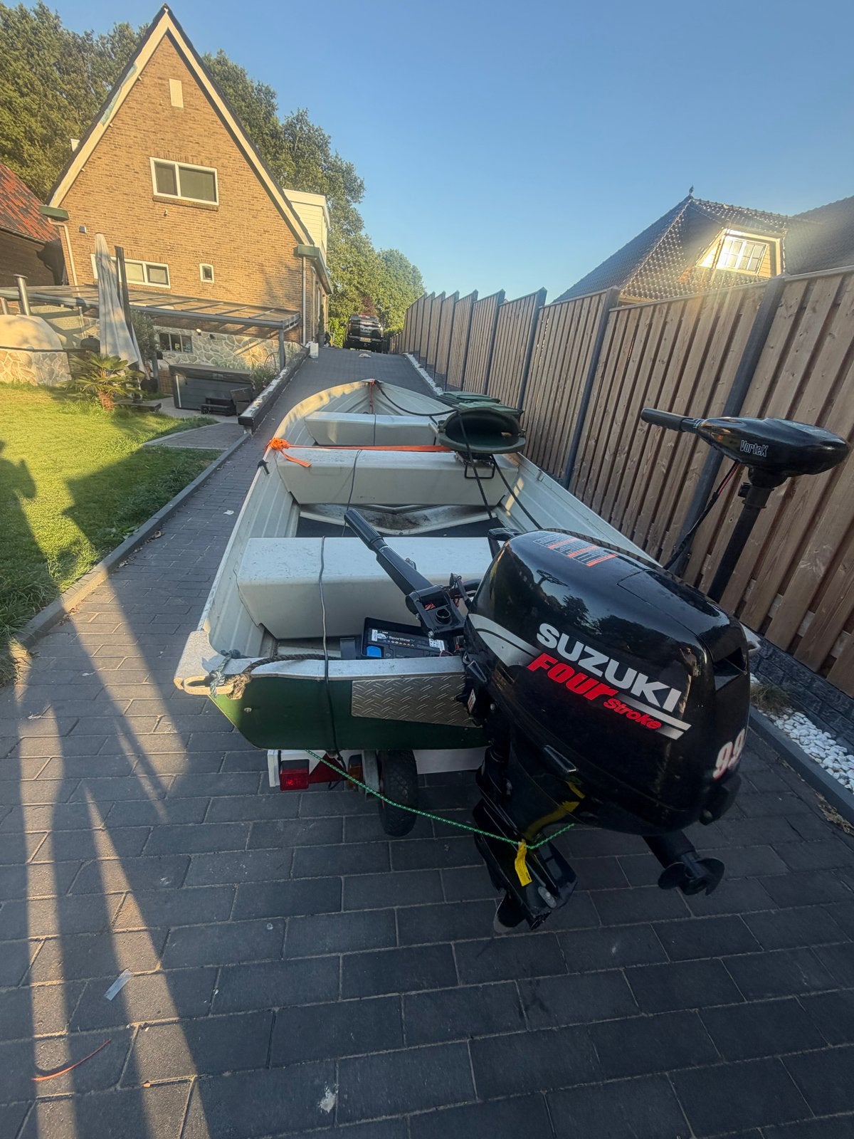 Aluminium visboot met Suzuki buitenboordmotor, Watersport en Boten, Benzine, Overige merken, Gebruikt, Afdekzeil