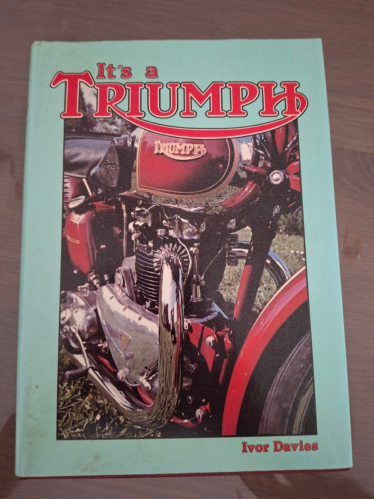 It's a Triumph - Ivor Davies (Motorboek), Boeken, Ophalen of Verzenden, Gelezen, Ivor Davies, Algemeen