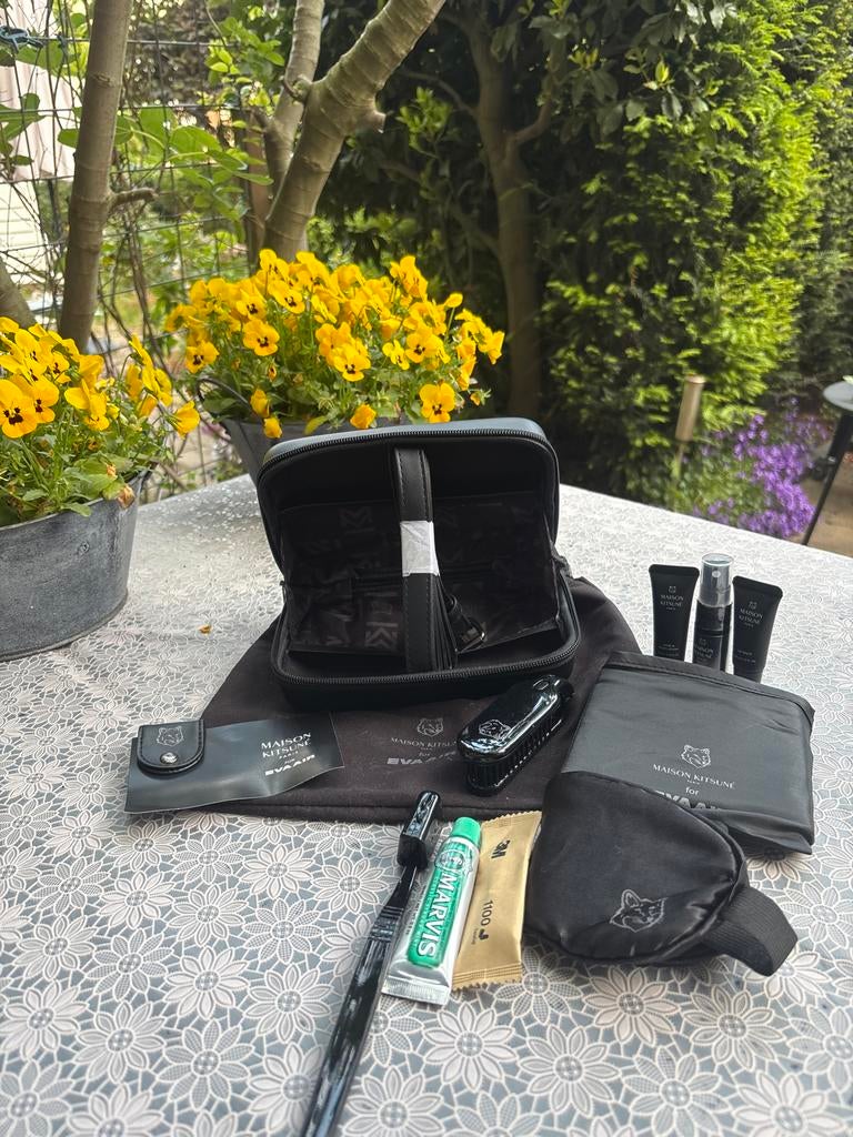 Maison Kitsuné x EVA AIR Amenity Kit - Nieuw, Ophalen of Verzenden, Nieuw, Zwart, Heer of Dame