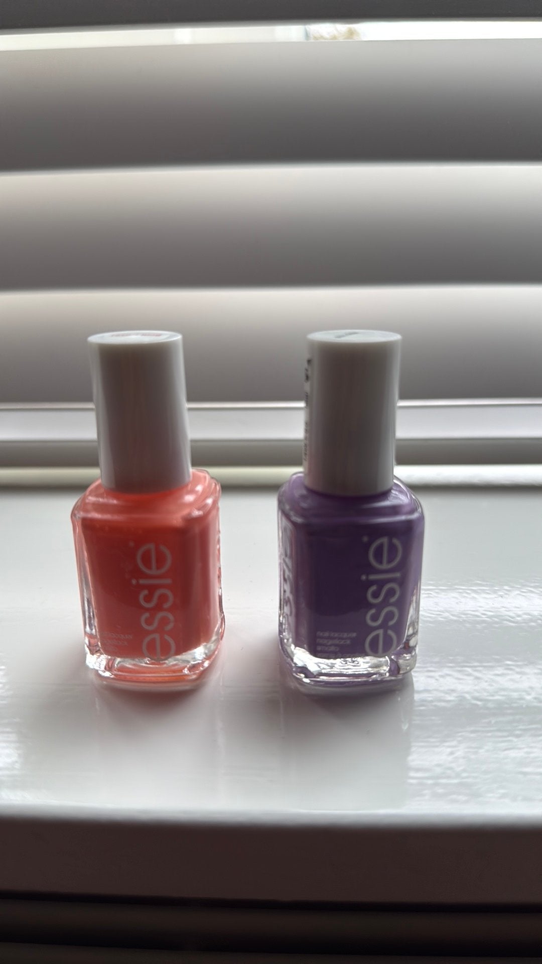 2 nagellakjes van essie, Sieraden, Tassen en Uiterlijk, Overige kleuren, Verzenden, Zo goed als nieuw, Handen en Nagels
