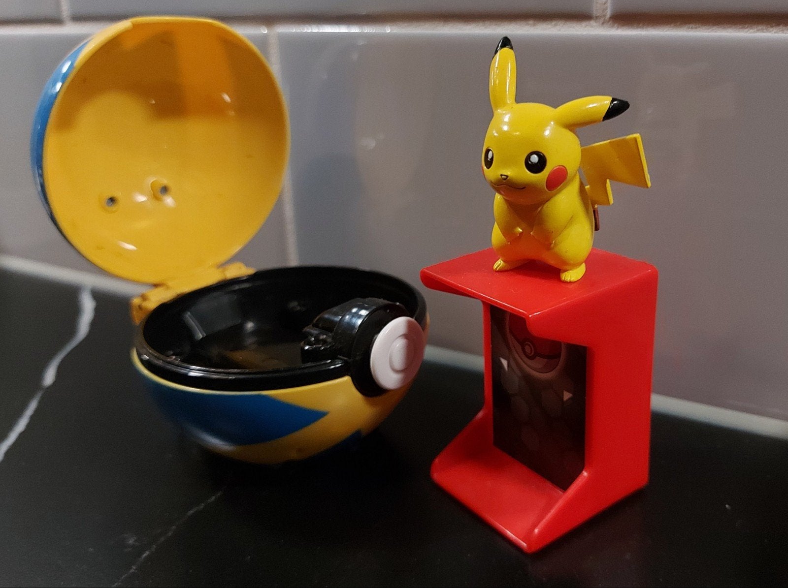 Pokemon Pikachu en mechanisch rijdende bal (Tomy originals), Ophalen, Zo goed als nieuw