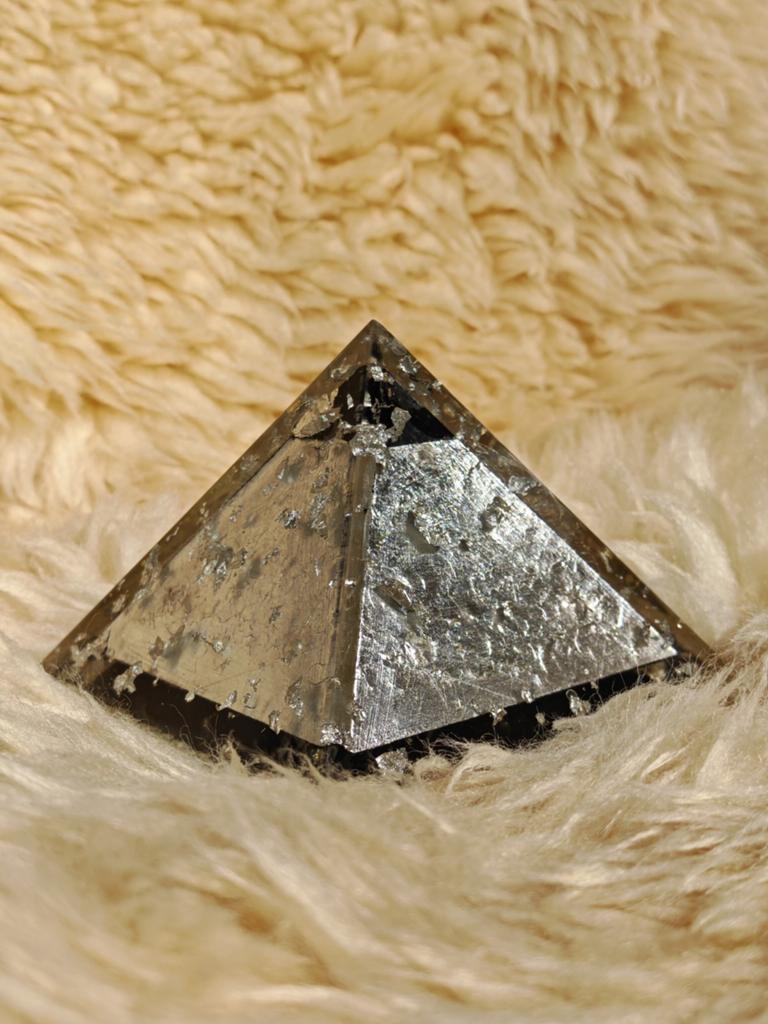 Echt Zilver & Shungite Orgonite Pyramide - Orgonise Africa, Verzamelen, Mineralen en Fossielen, Ophalen of Verzenden, Overige typen