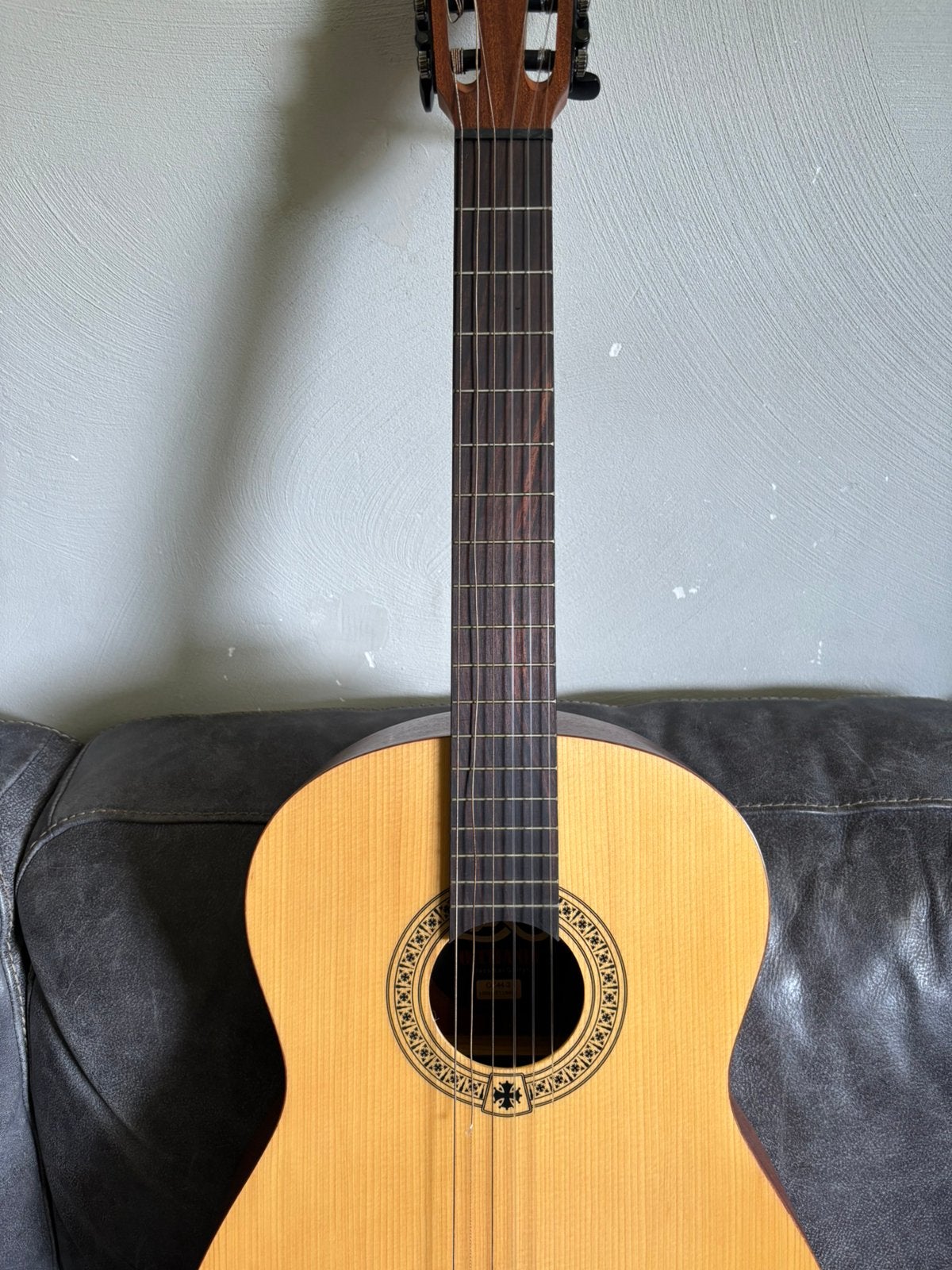 Gitaar LAG Occitania OC 44-3 en een OC 44-2, Muziek en Instrumenten, Snaarinstrumenten | Gitaren | Akoestisch, Ophalen, Zo goed als nieuw
