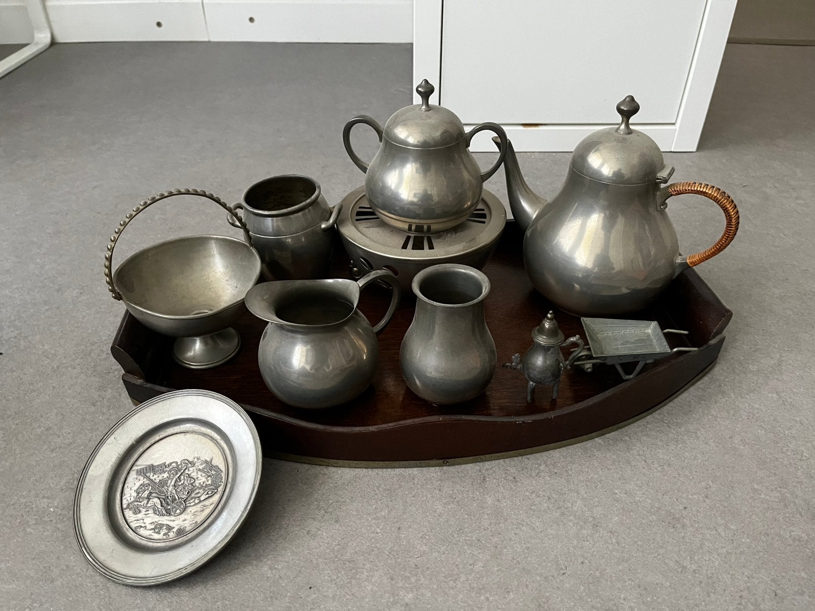 Antiek tinnen servies, Ophalen
