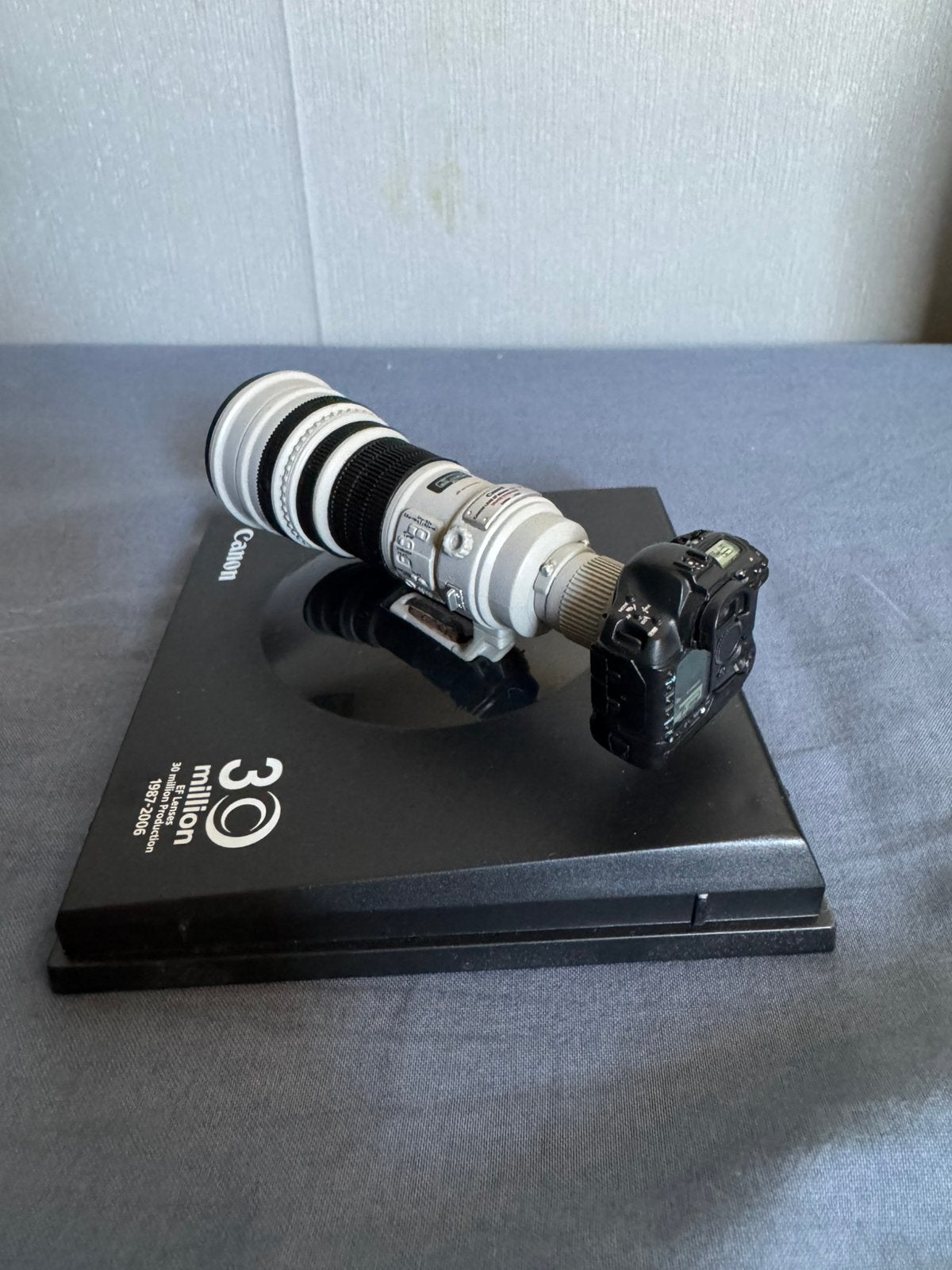 Foto 5 van Zeldzaam schaalmodel Canon camera + lens (20 jaar oud)